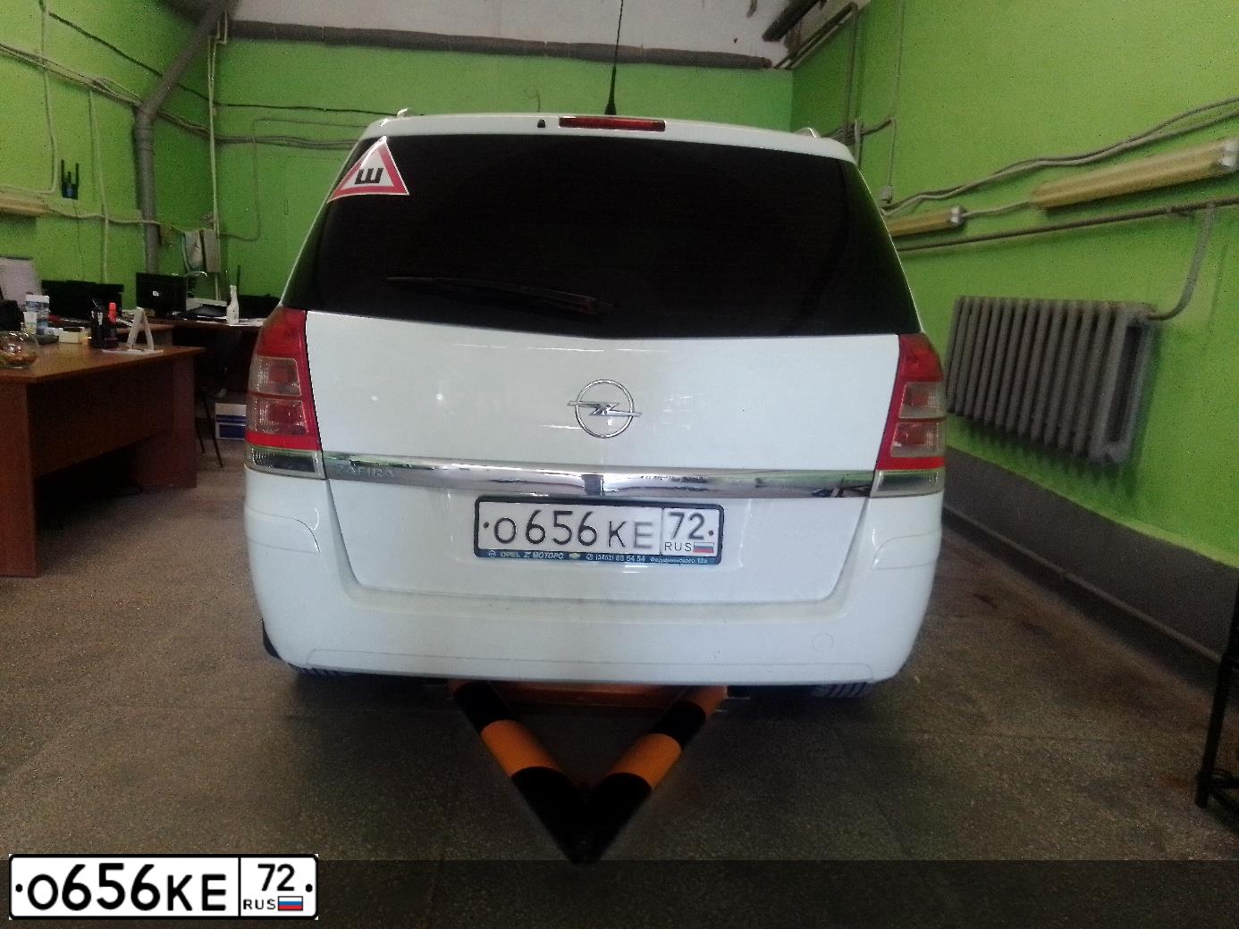 Фото автомобиля OPEL ZAFIRA, 2012 — госномер О656КЕ72. Цвет: БЕЛЫЙ