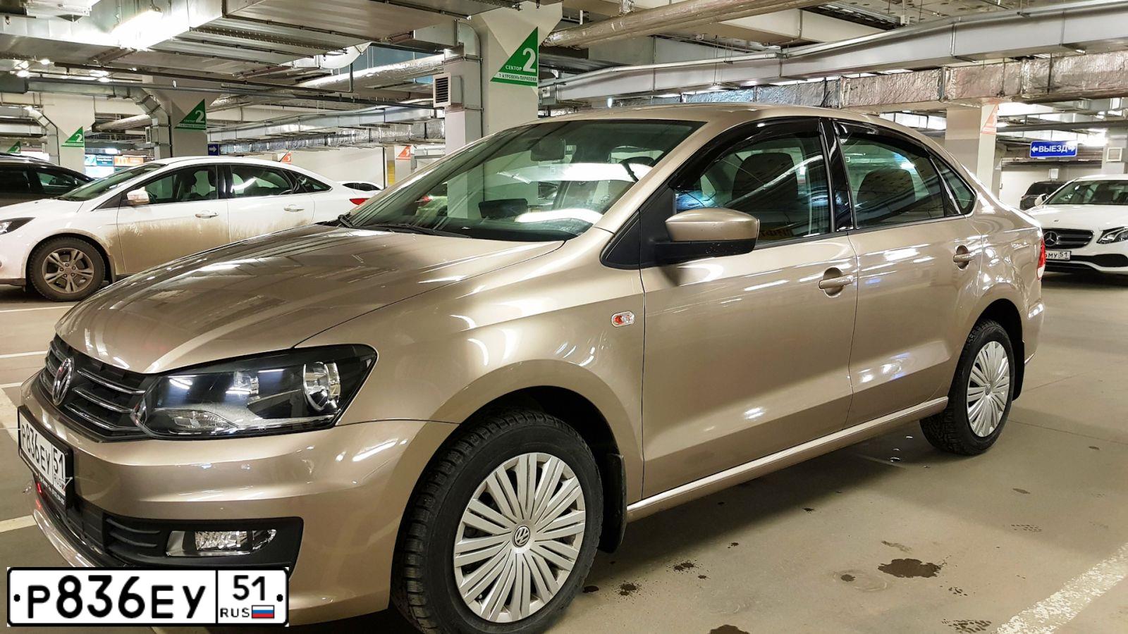 Фото автомобиля VOLKSWAGEN POLO, 2017 — госномер Р836ЕУ51. Цвет: БЕЖЕВЫЙ