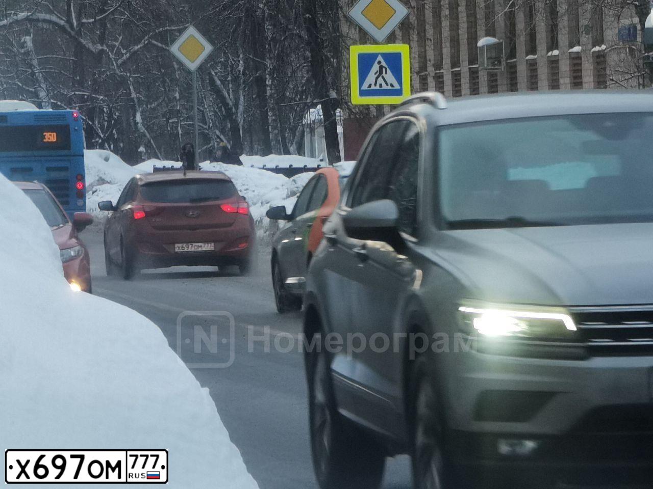 Фото автомобиля HYUNDAI I30, 2015 — госномер Х697ОМ777. Цвет: ОРАНЖЕВЫЙ