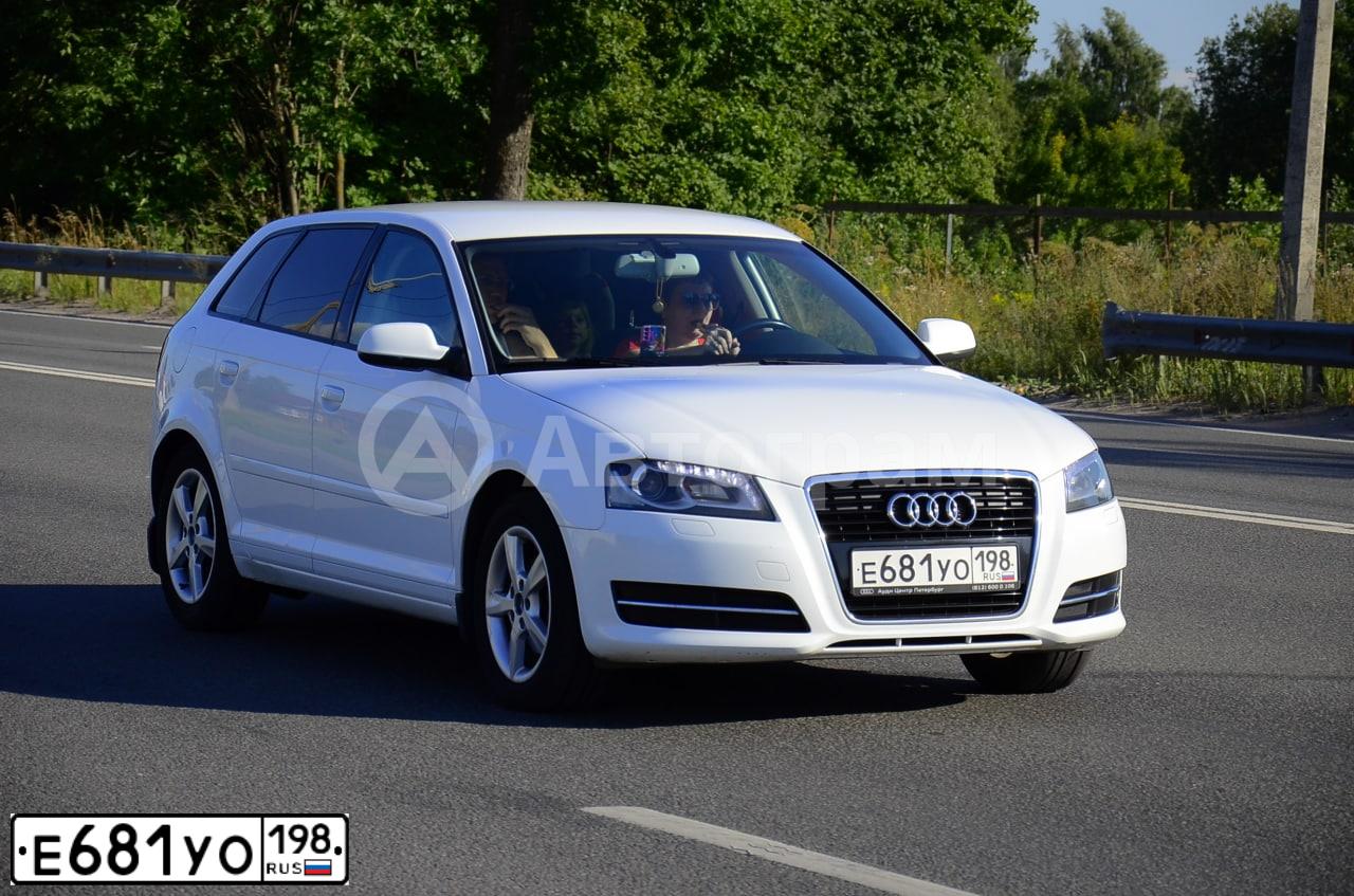 Фото автомобиля AUDI A3, 2013 — госномер Е681УО198. Цвет: Белый