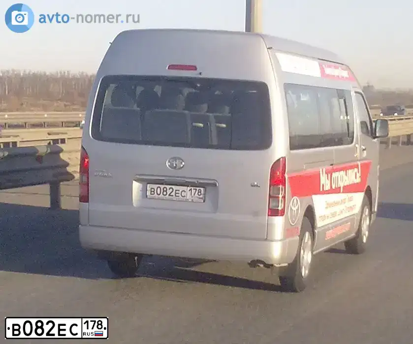 Фото автомобиля TOYOTA HIACE, 2010 — госномер Р226НТ14. Цвет: Серебристый