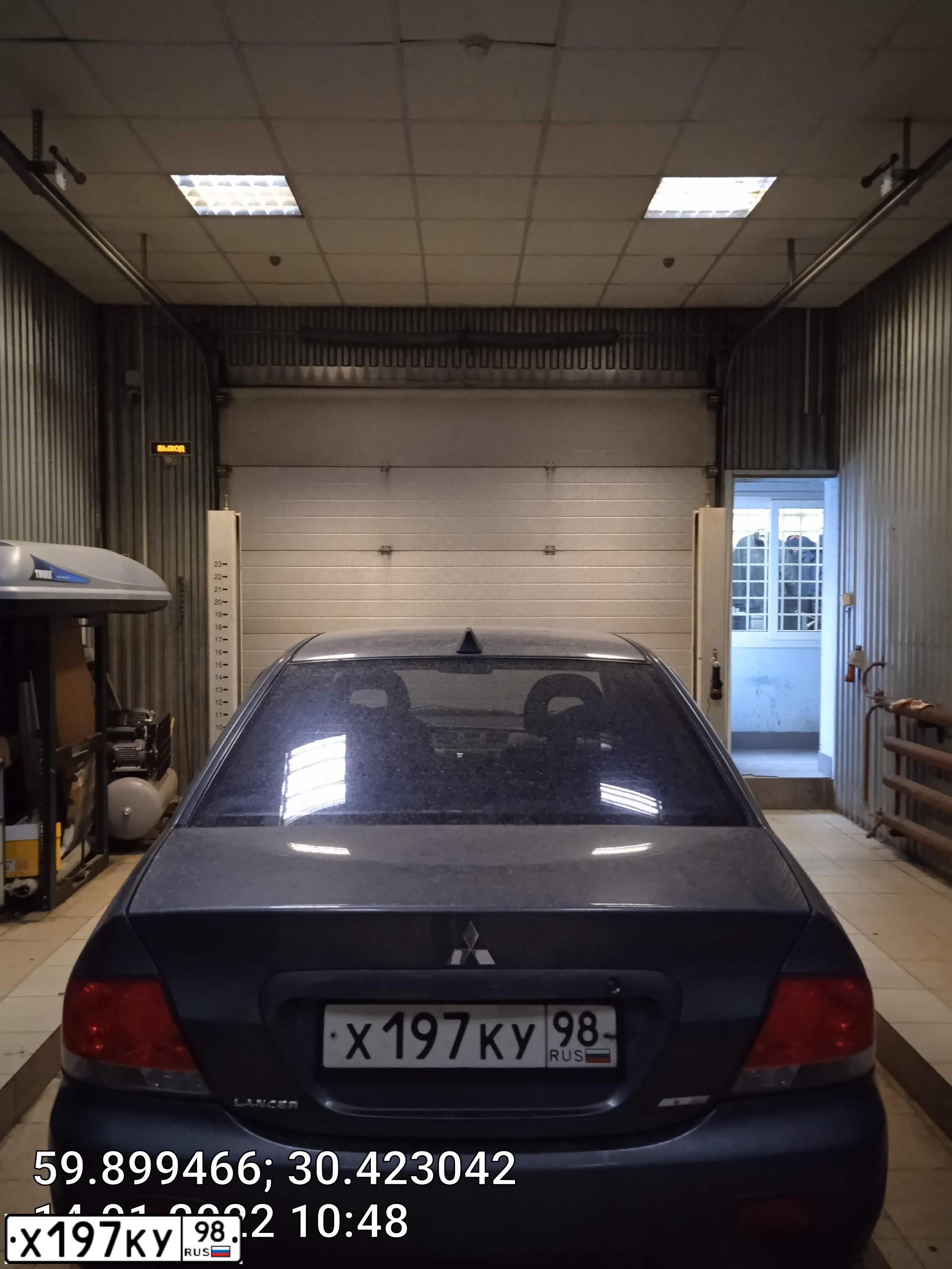 Фото автомобиля MITSUBISHI LANCER, 2006 — госномер Х197КУ98. Цвет: СЕРЫЙ