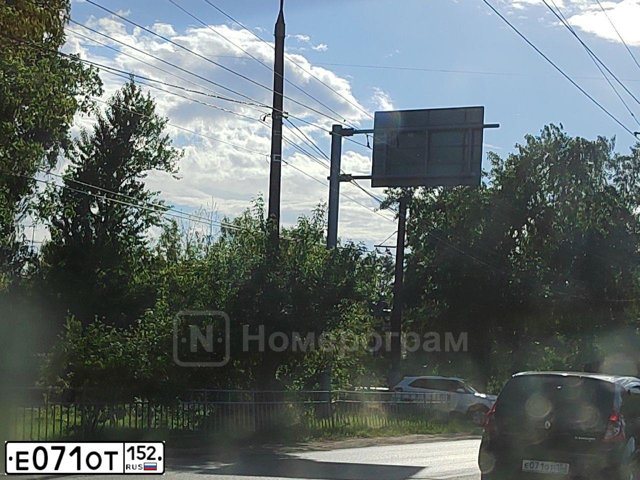 Фото автомобиля RENAULT SANDERO, 2011 — госномер Е071ОТ152. Цвет: ЧЕРНЫЙ
