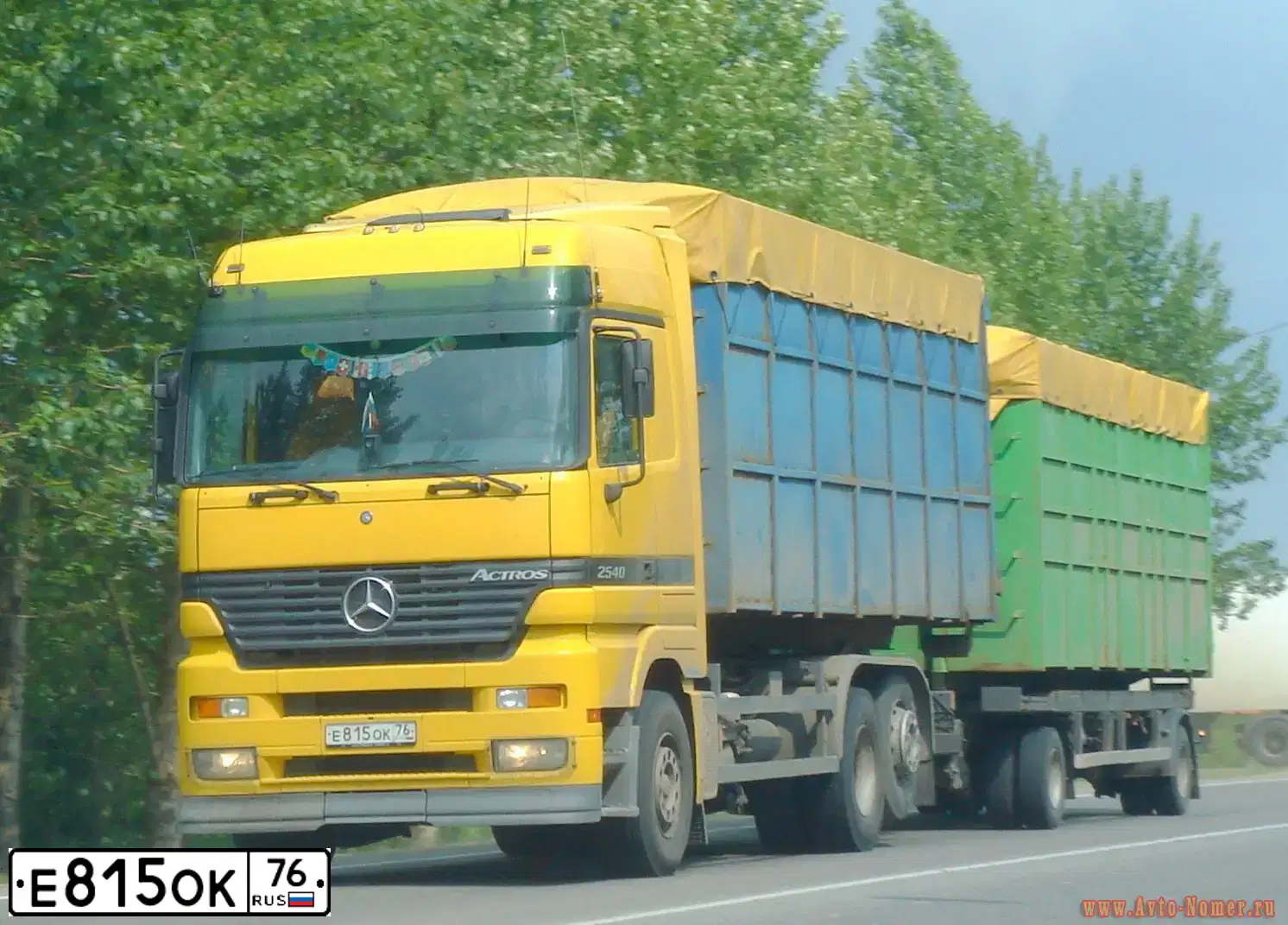 Фото автомобиля MERCEDES ACTROS, 2003 — госномер А606ВР750. Цвет: ЖЕЛТЫЙ
