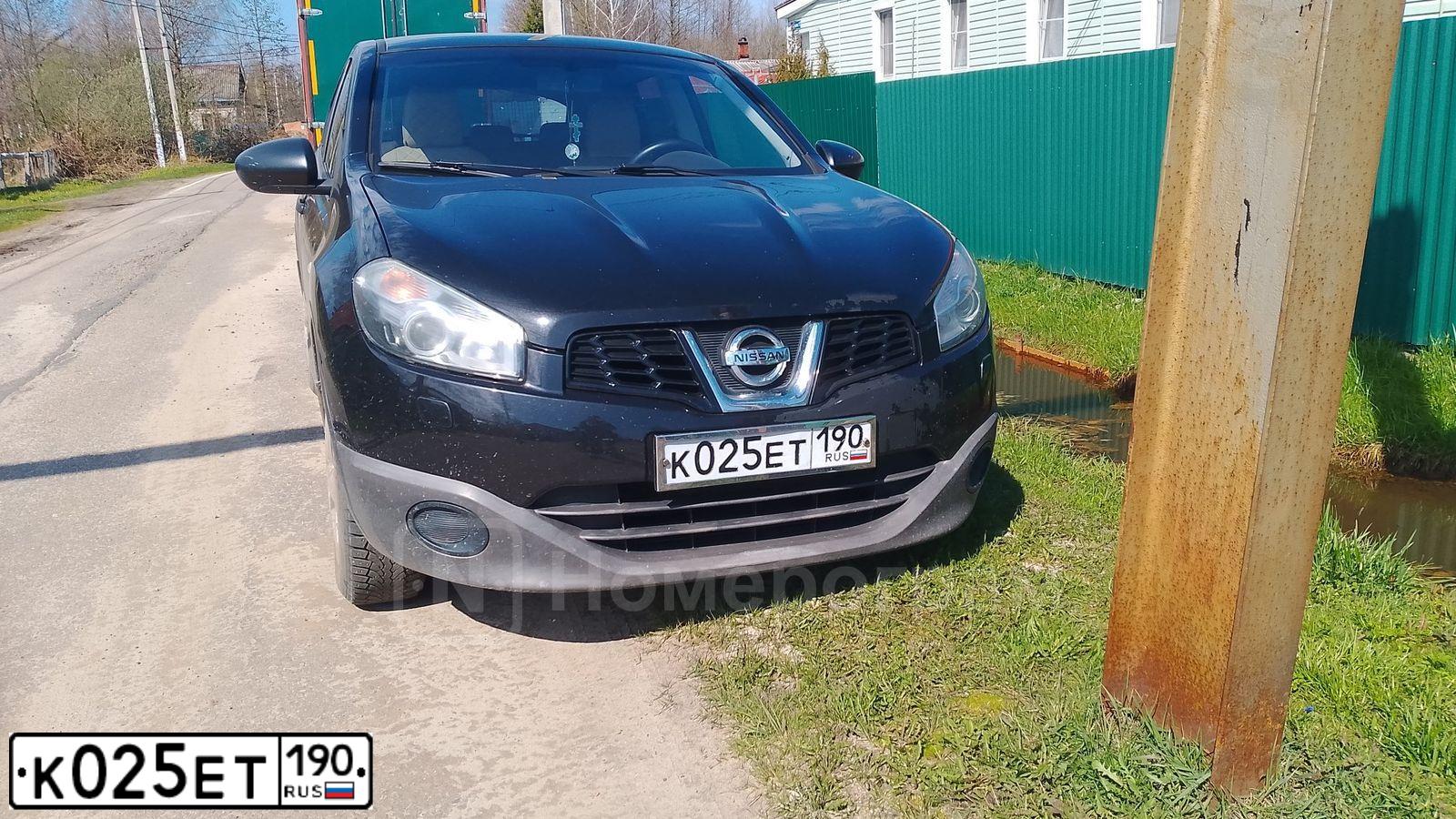 Фото автомобиля NISSAN QASHQAI, 2010 — госномер К025ЕТ190. Цвет: ЧЕРНЫЙ