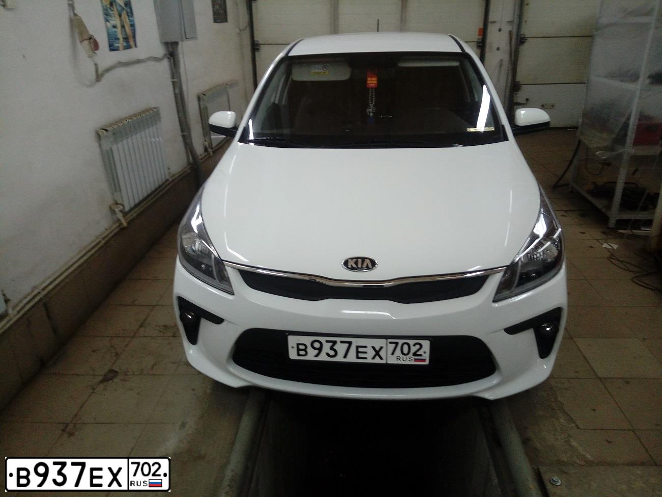Фото автомобиля KIA RIO, 2019 — госномер В937ЕХ702. Цвет: Белый