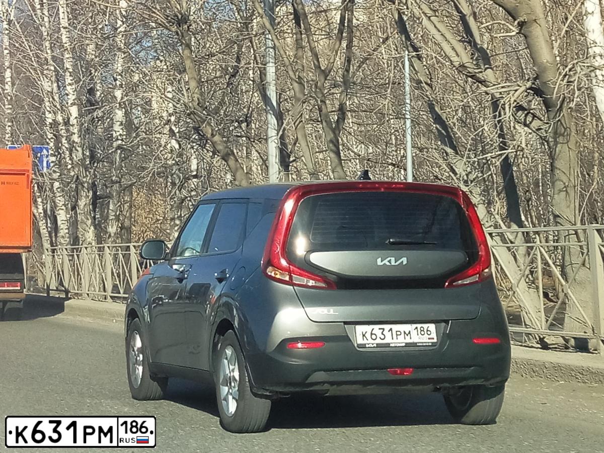 Фото автомобиля KIA SOUL, 2022 — госномер К631РМ186. Цвет: СЕРЫЙ