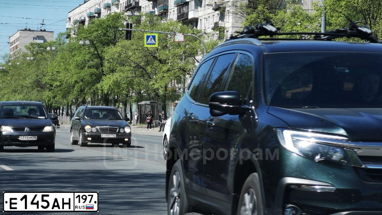 Фото автомобиля MERCEDES E-KLASSE, 2000 — госномер Т053КУ198. Цвет: ЧЕРНЫЙ