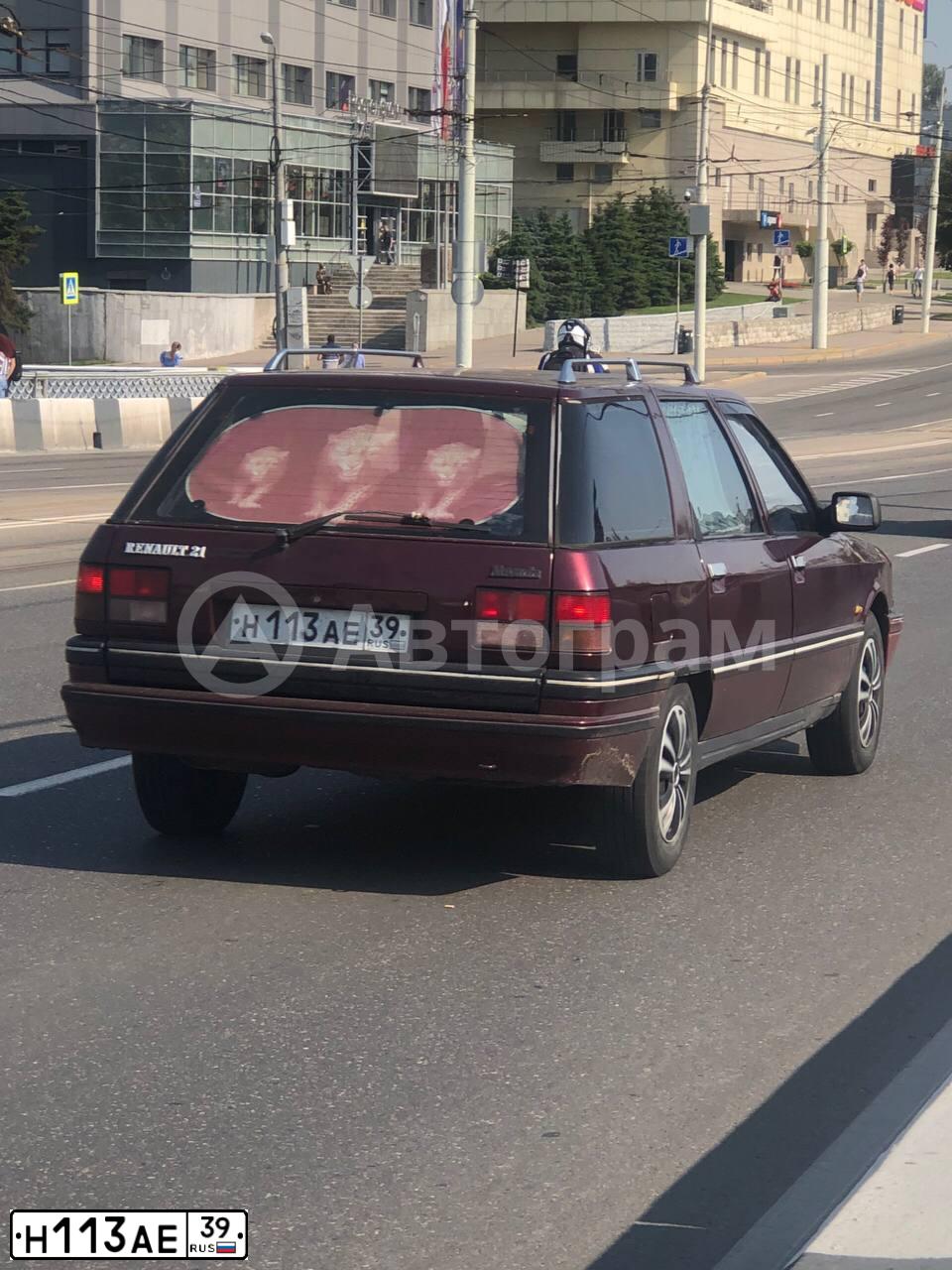 Фото автомобиля RENAULT R 21, 1991 — госномер Н113АЕ39. Цвет: ВИШНЕВЫЙ