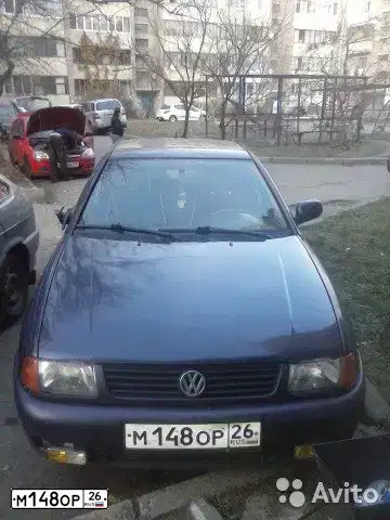 Фото автомобиля VOLKSWAGEN POLO, 1997 — госномер М148ОР26. Цвет: синий