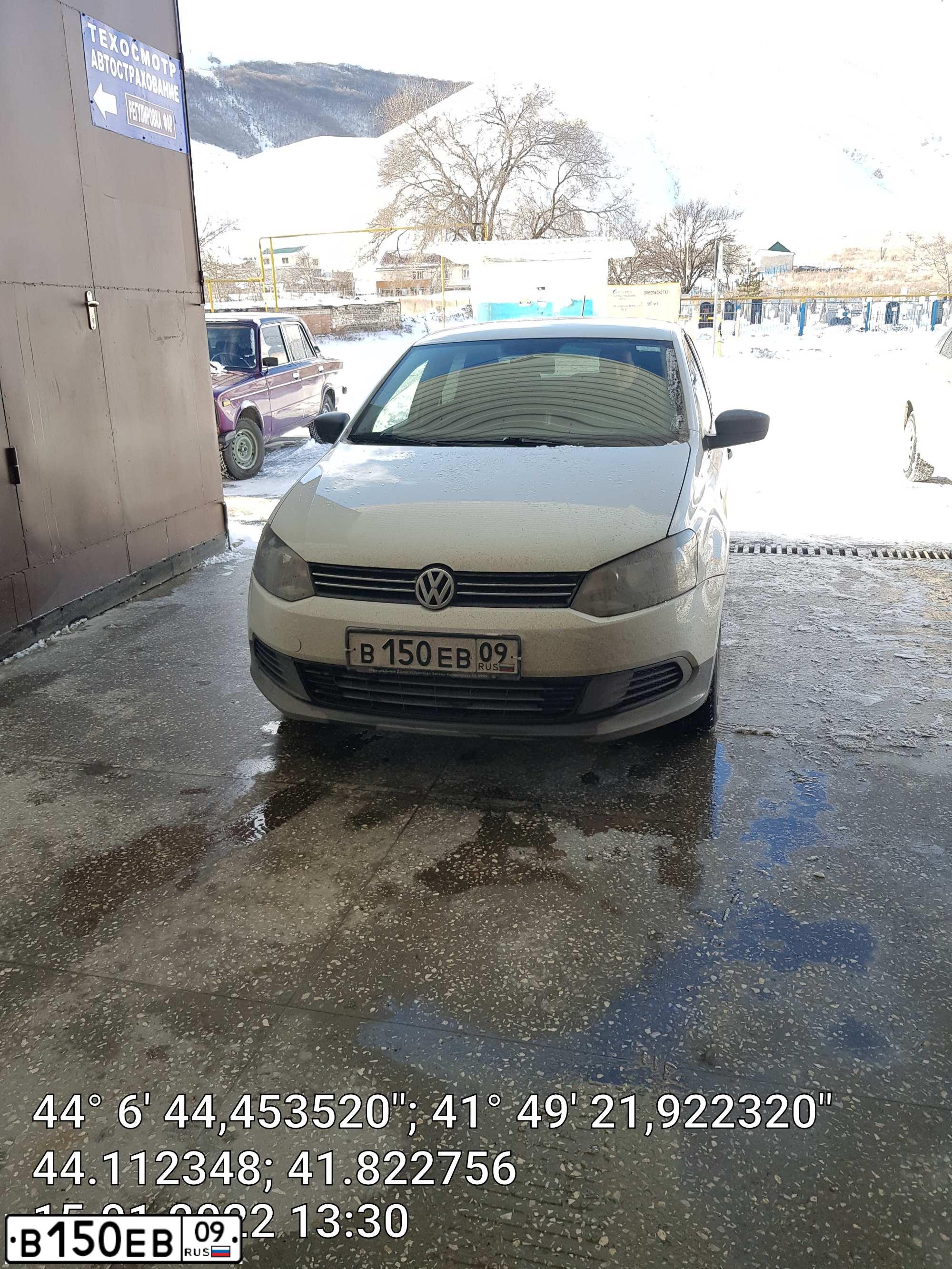 Фото автомобиля VOLKSWAGEN POLO, 2015 — госномер В150ЕВ09. Цвет: БЕЛЫЙ