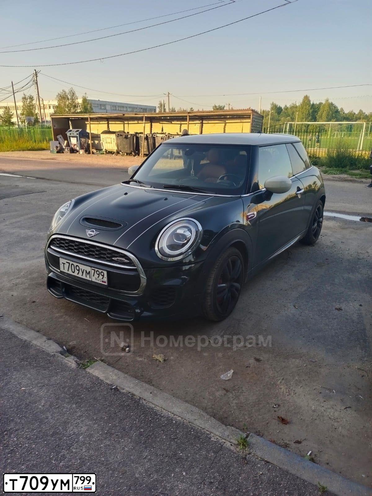 Фото автомобиля MINI MINI, 2020 — госномер Т709УМ799. Цвет: ЗЕЛЕНЫЙ