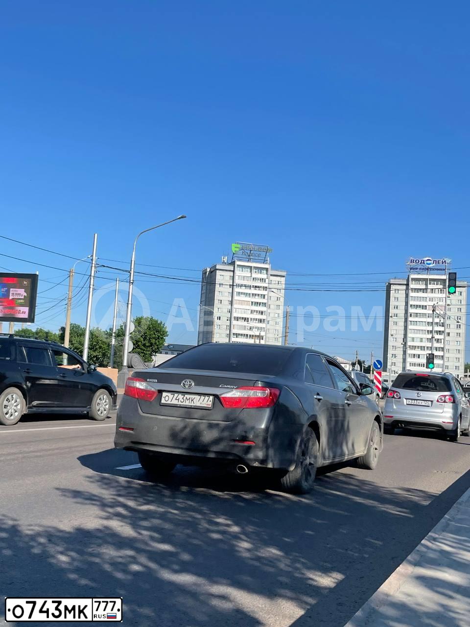 Фото автомобиля TOYOTA CAMRY, 2014 — госномер Е819УО124. Цвет: ЧЕРНЫЙ МЕТАЛЛИК