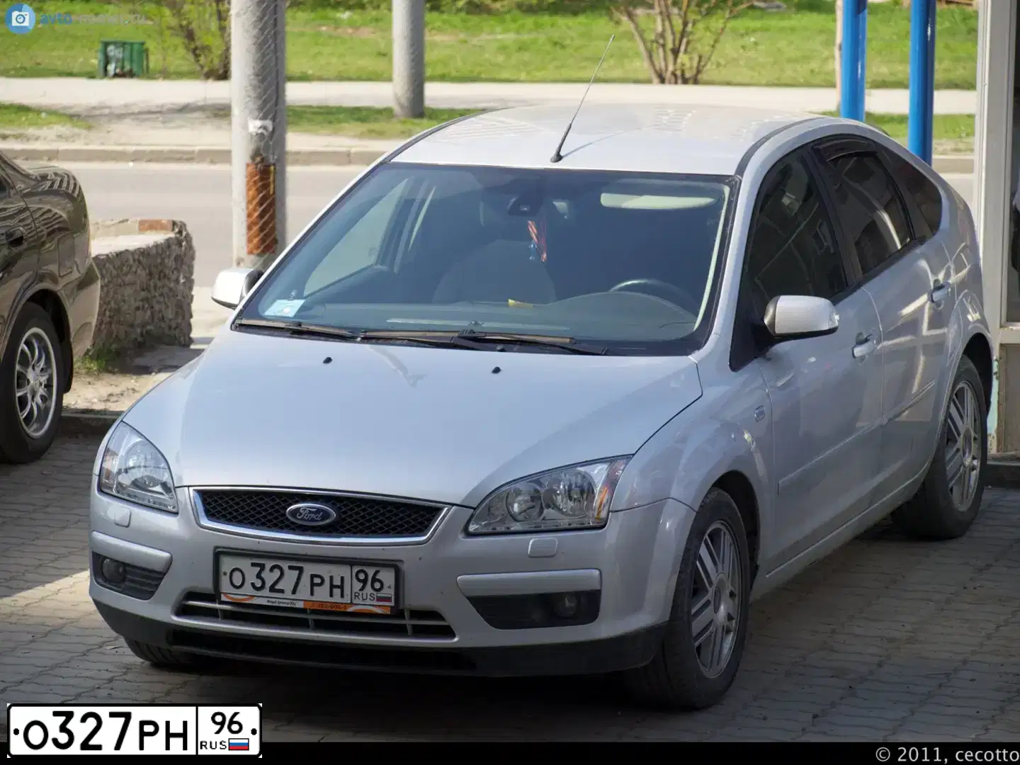 Фото автомобиля FORD FOCUS, 2007 — госномер О327РН96. Цвет: СВЕТЛО-СЕРЫЙ