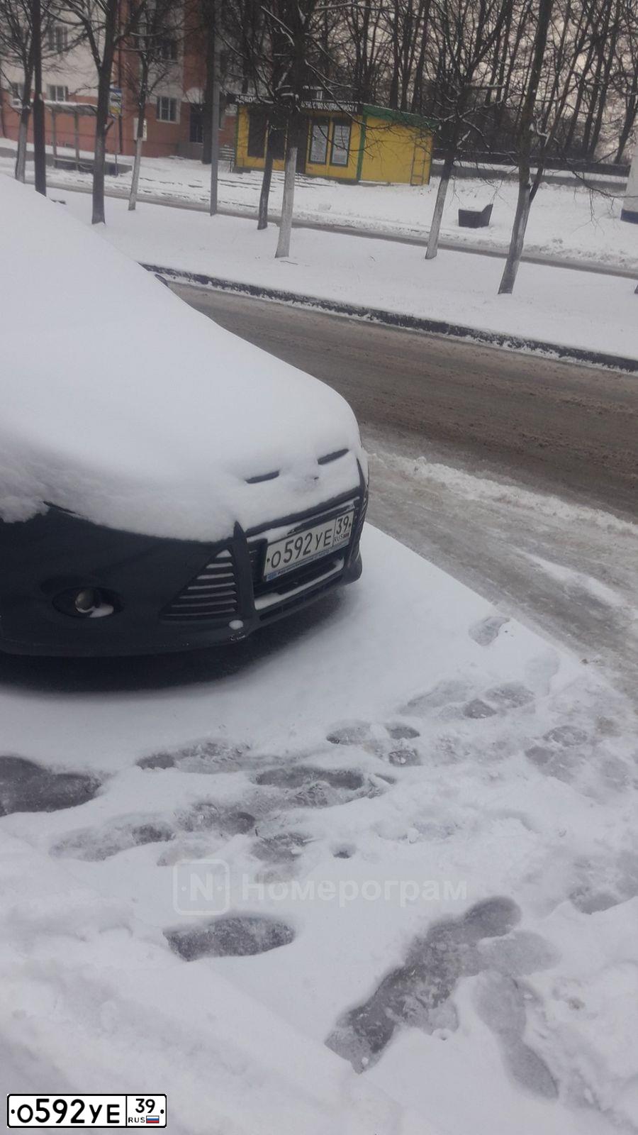 Фото автомобиля FORD FOCUS, 2011 — госномер О592УЕ39. Цвет: ТЕМНО-СЕРЫЙ