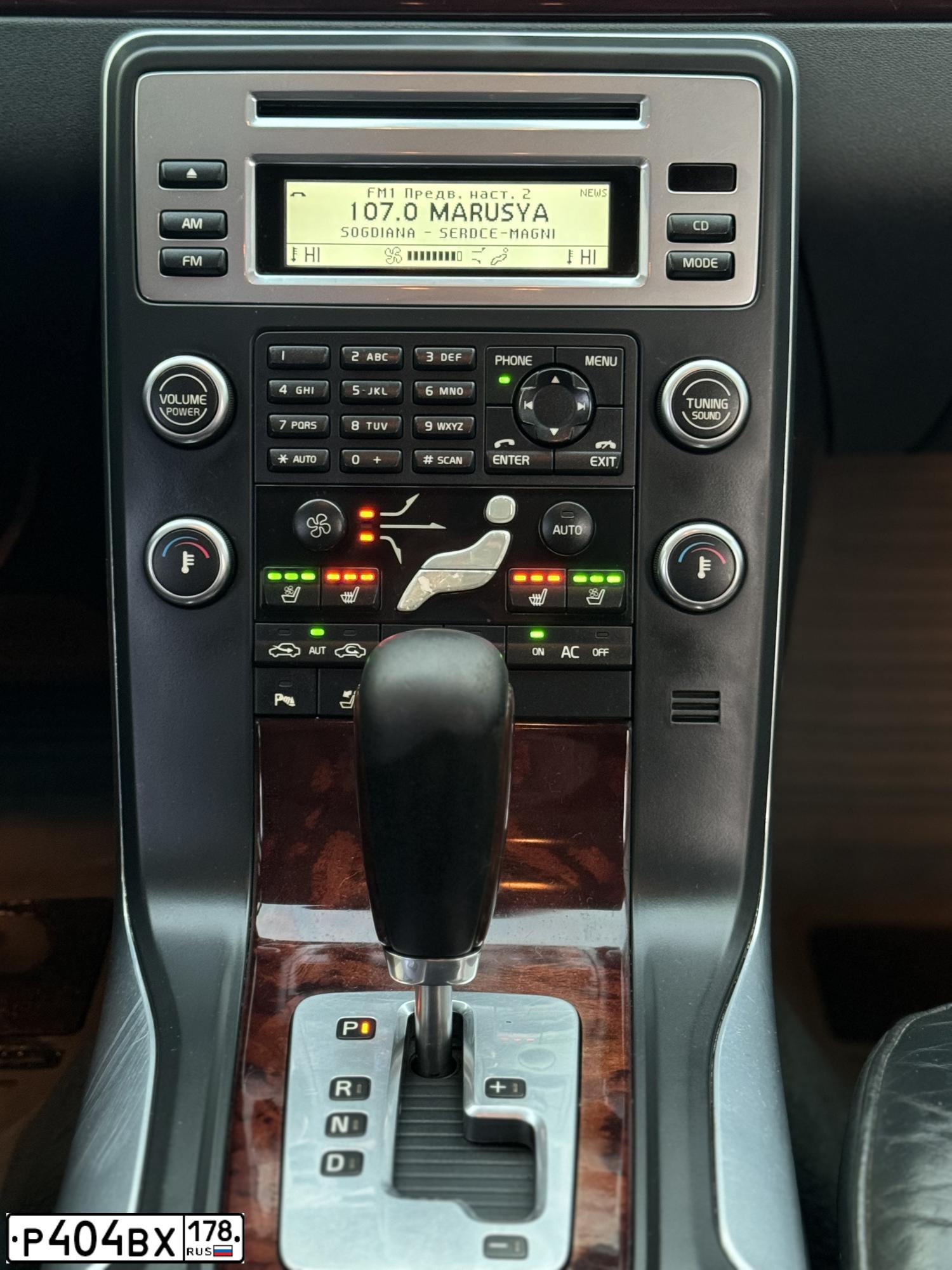 Фото автомобиля VOLVO S80, 2008 — госномер Р404ВХ178. Цвет: ЧЕРНЫЙ