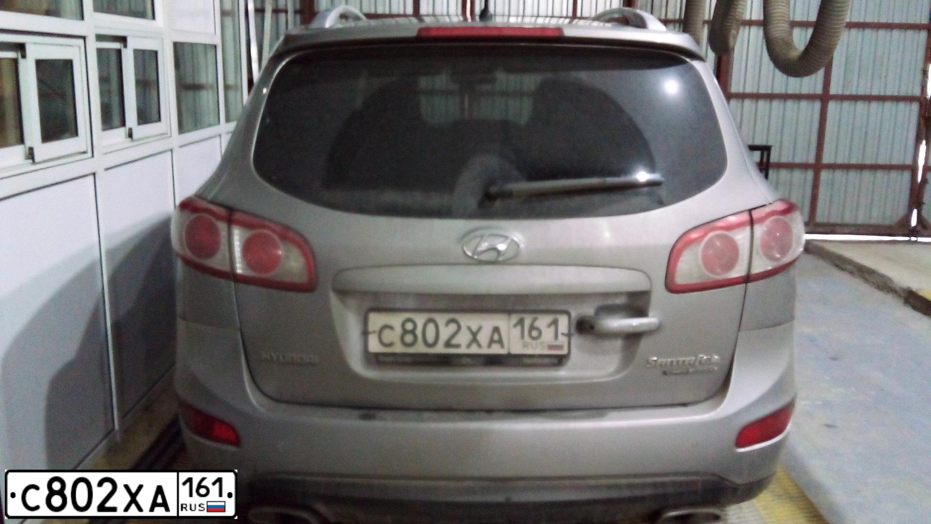 Фото автомобиля HYUNDAI SANTA FE, 2010 — госномер М555АУ26. Цвет: Серый