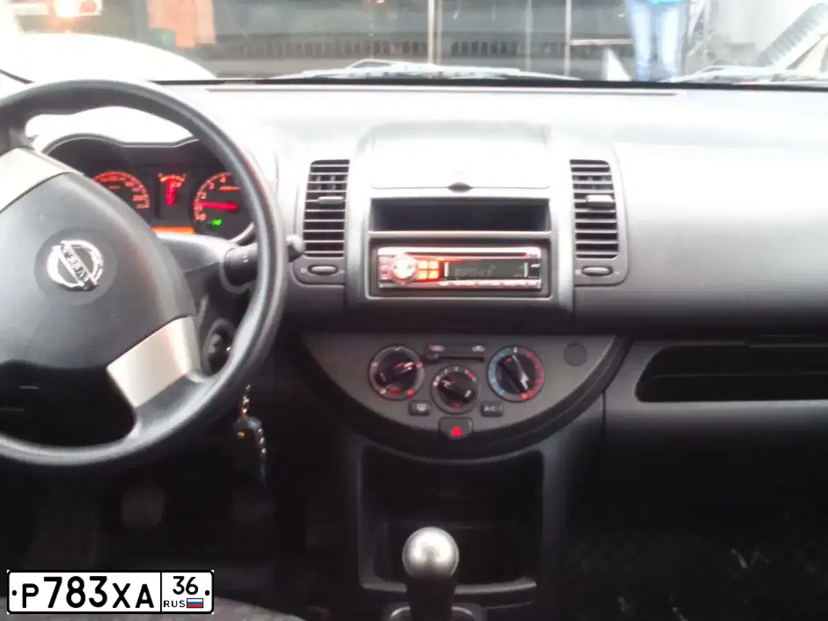 Фото автомобиля NISSAN NOTE, 2007 — госномер У677АС761. Цвет: ЧЕРНЫЙ