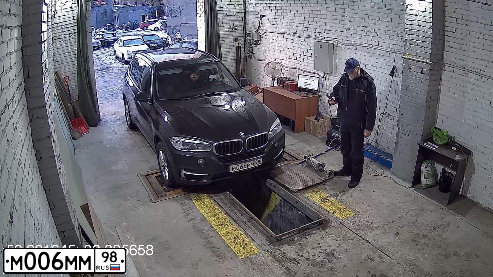 Фото автомобиля BENTLEY CONTINENTAL, 2012 — госномер В142ВВ178. Цвет: Красный