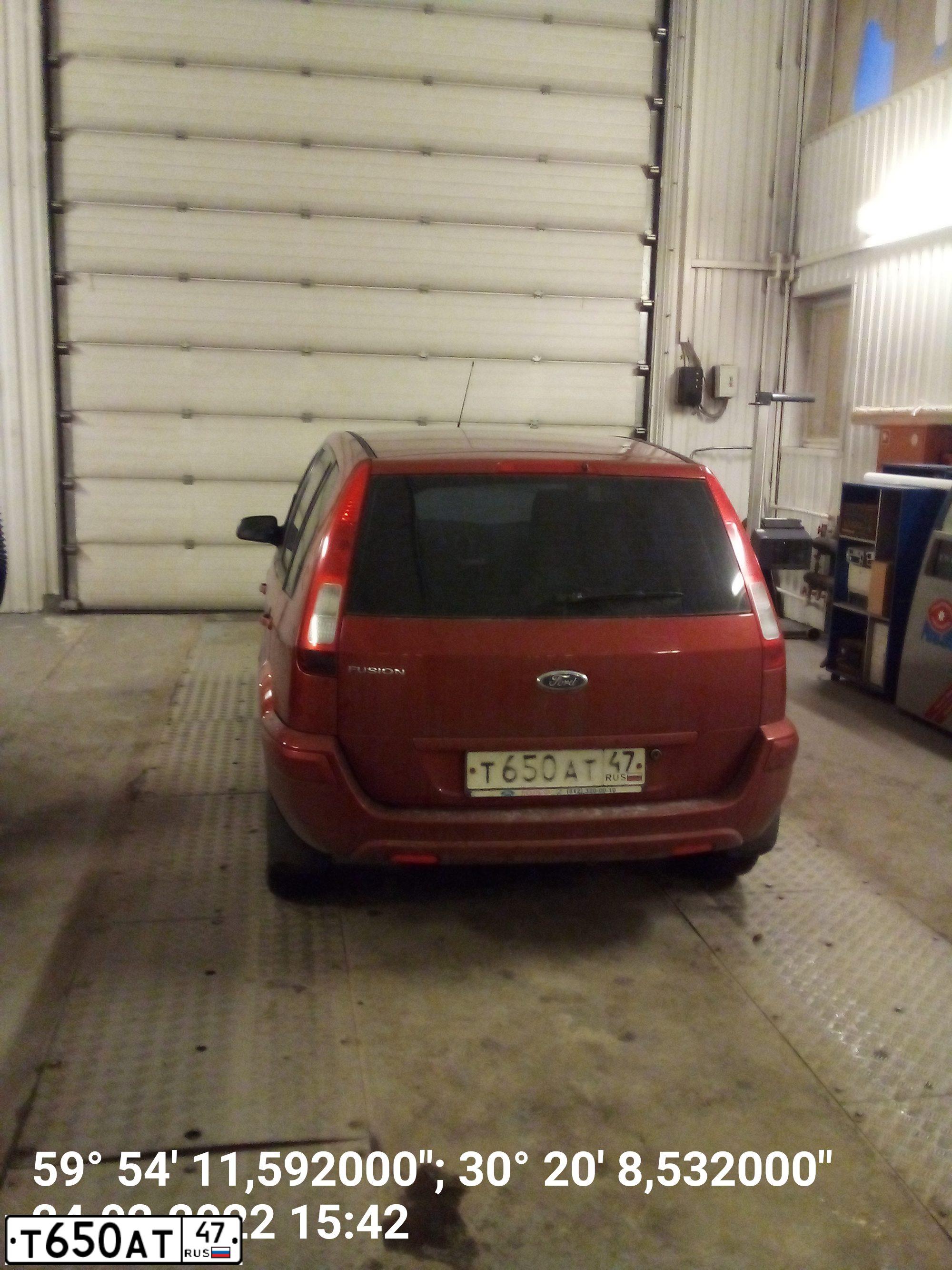 Фото автомобиля FORD FUSION, 2009 — госномер Р168МО198. Цвет: КРАСНО-ОРАНЖЕВЫЙ