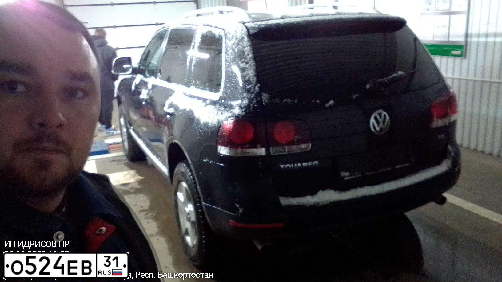 Фото автомобиля VOLKSWAGEN TOUAREG, 2008 — госномер К990ОЕ702. Цвет: ЧЕРНЫЙ