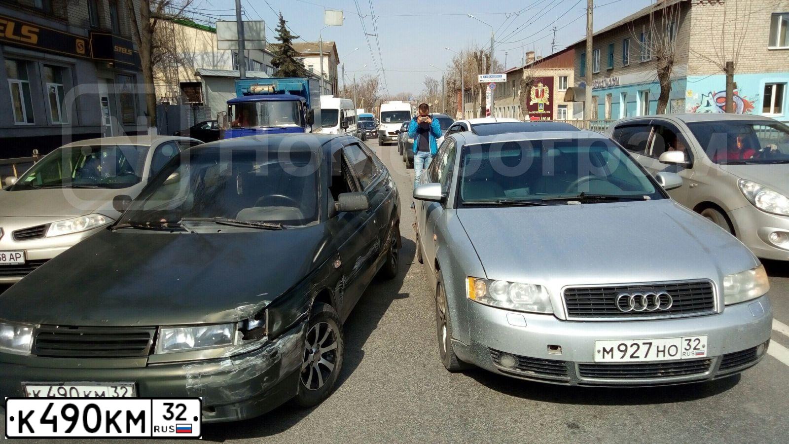 Фото автомобиля LADA 2112 LADA, 2004 — госномер К490КМ32. Цвет: Темно-зеленый