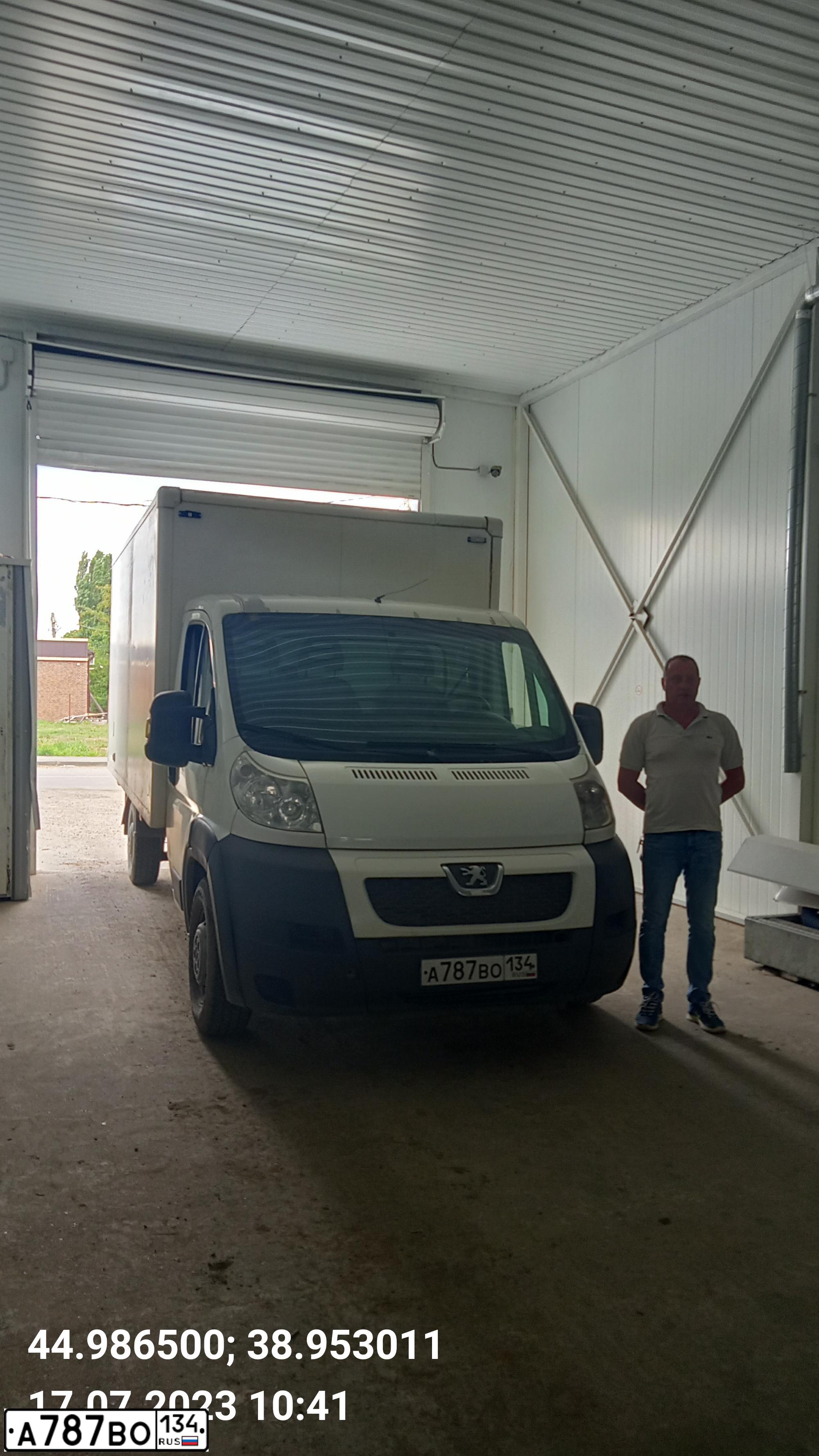 Фото автомобиля PEUGEOT BOXER, 2013 — госномер А787ВО134. Цвет: Белый