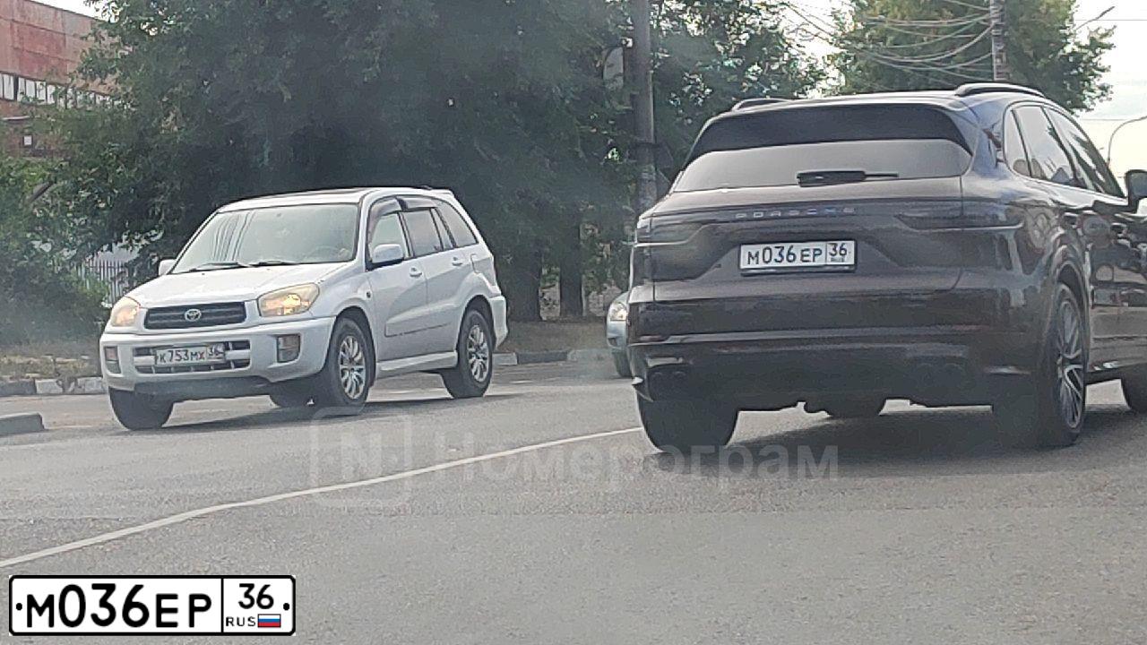 Фото автомобиля PORSCHE CAYENNE, 2019 — госномер М036ЕР36. Цвет: Коричневый