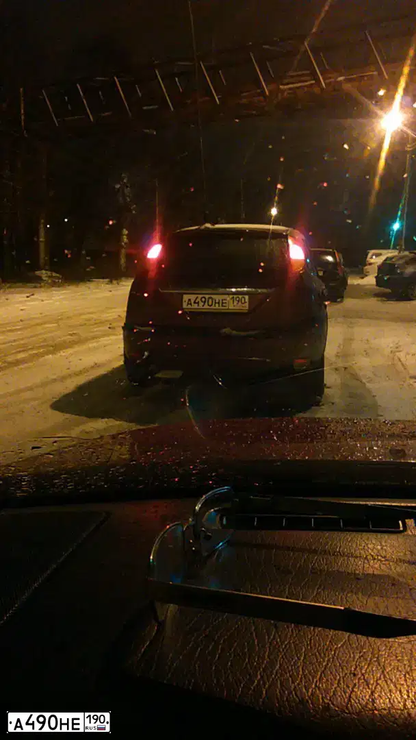 Фото автомобиля FORD FOCUS, 2004 — госномер А490НЕ190. Цвет: Вишневый