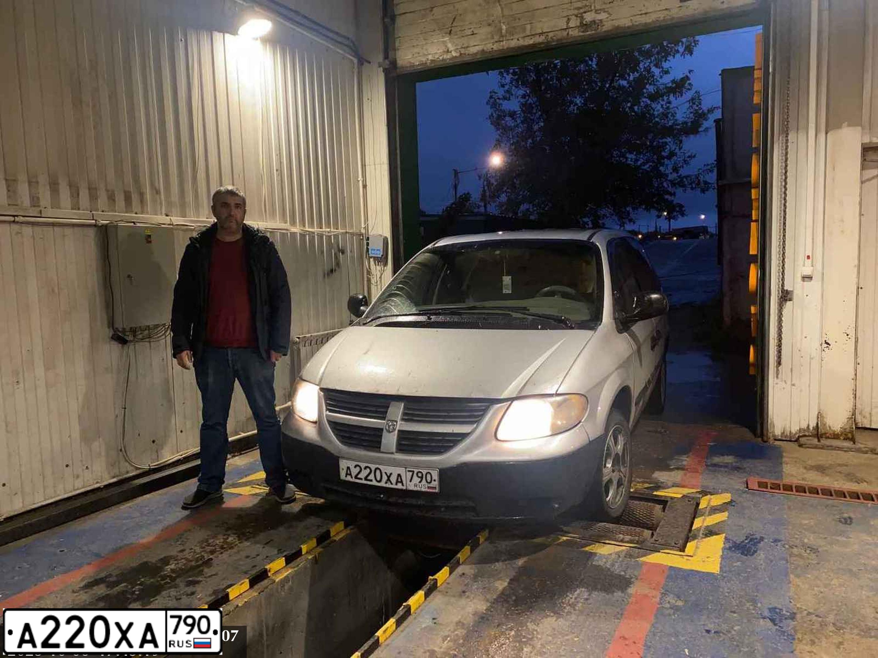 Фото автомобиля DODGE /GRAND/ CARAVAN, 2003 — госномер А220ХА790. Цвет: Серебристый