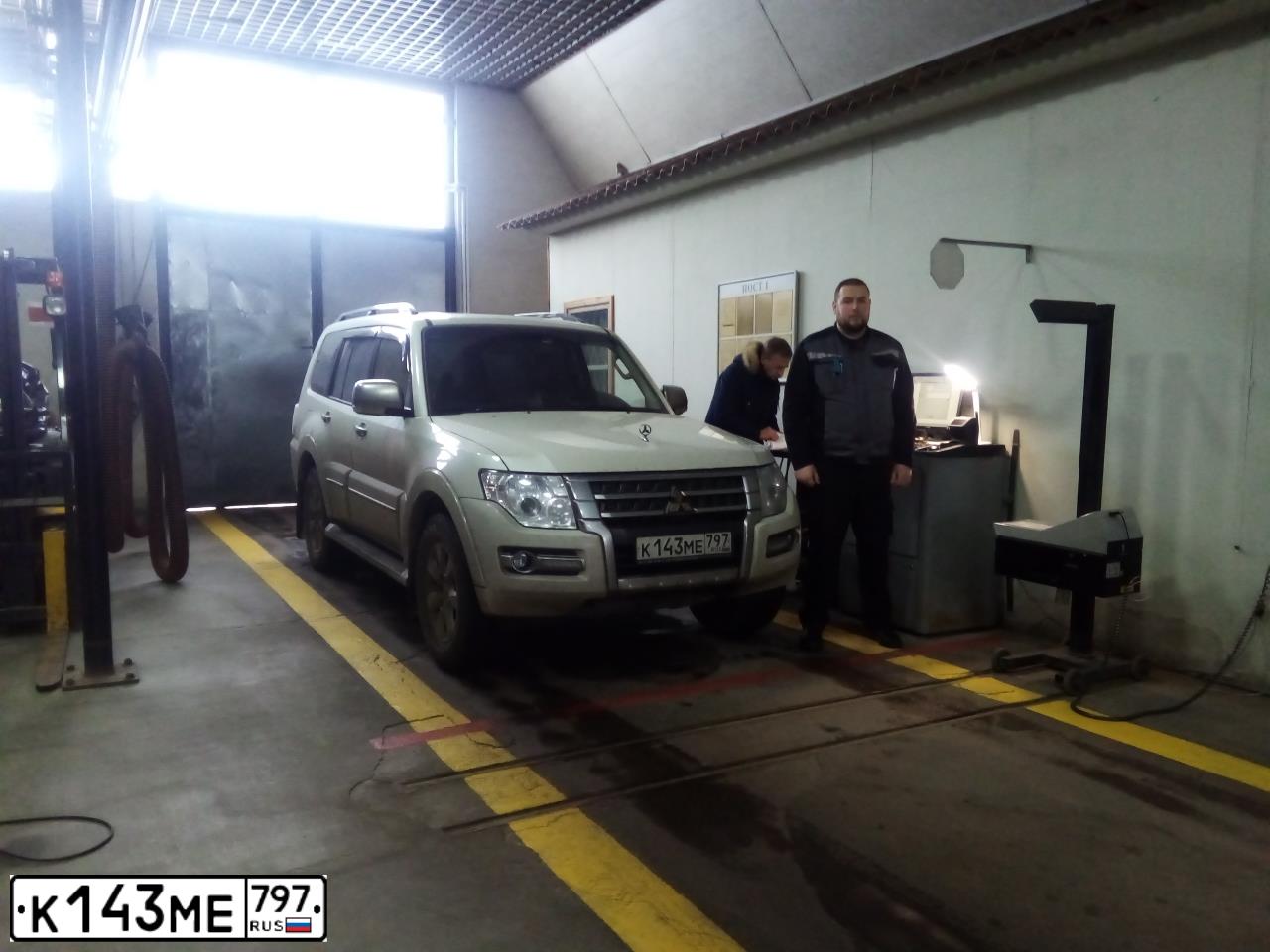 Фото автомобиля MITSUBISHI PAJERO, 2021 — госномер К143МЕ797. Цвет: Белый