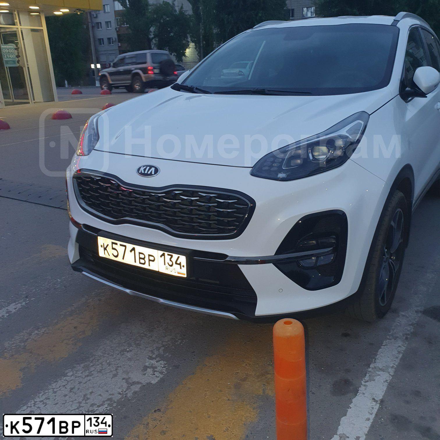Фото автомобиля KIA SPORTAGE, 2018 — госномер К571ВР134. Цвет: Белый