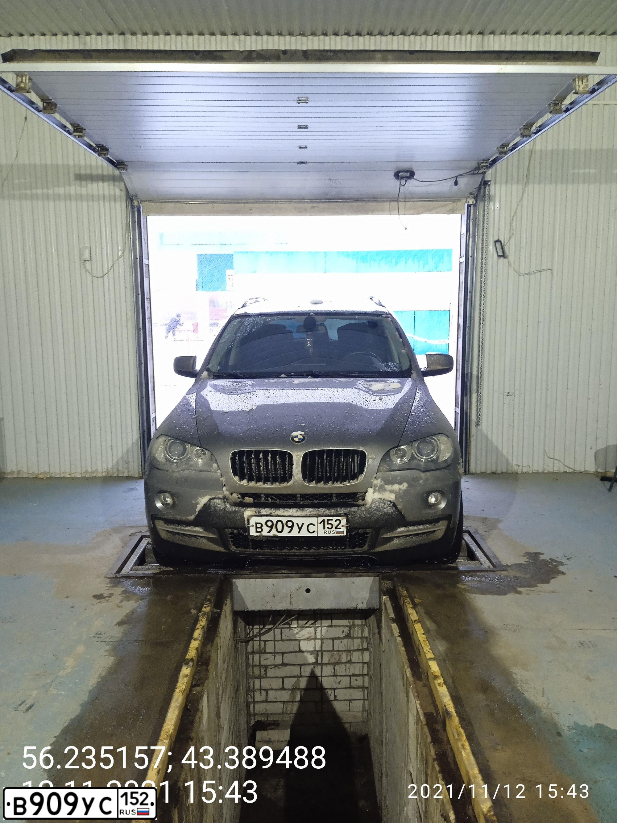Фото автомобиля BMW X5, 2008 — госномер В909УС152. Цвет: СЕРЫЙ