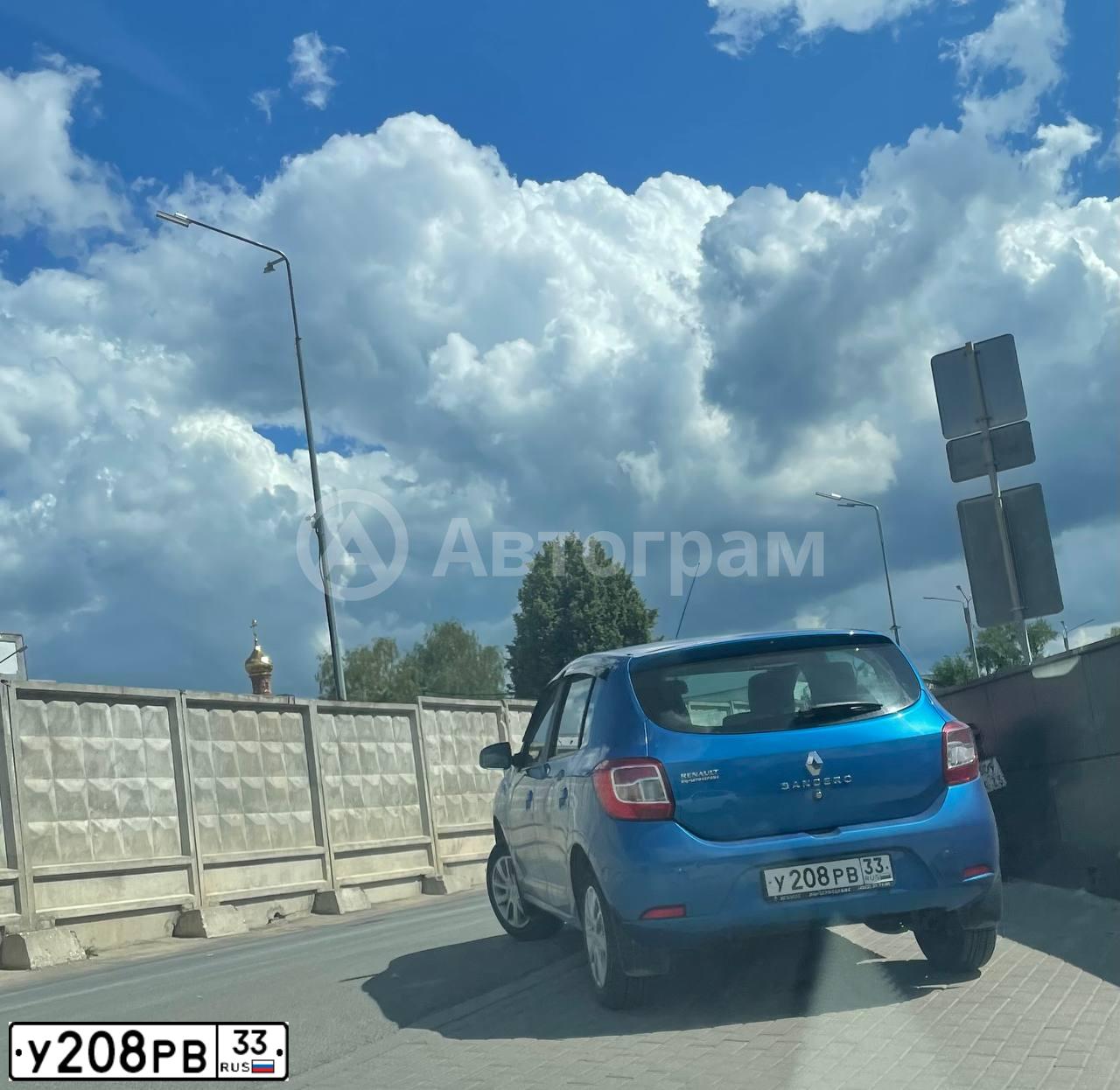 Фото автомобиля RENAULT SANDERO, 2018 — госномер У208РВ33. Цвет: СВЕТЛО-СИНИЙ