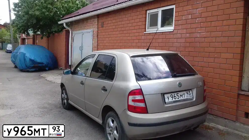 Фото автомобиля SKODA FABIA, 2005 — госномер У965МТ93. Цвет: ПЕСОЧНЫЙ