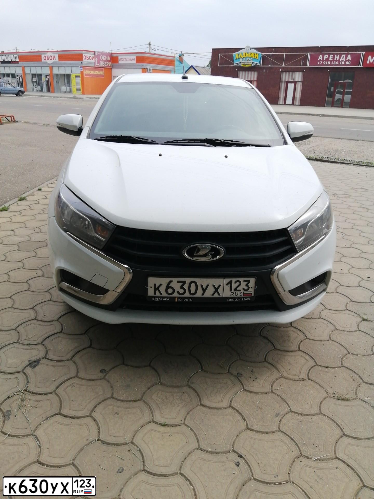 Фото автомобиля LADA VESTA, 2019 — госномер А803ТУ01. Цвет: Белый