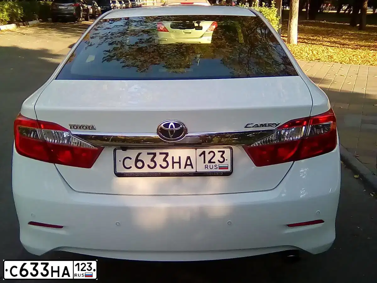 Фото автомобиля TOYOTA CAMRY, 2013 — госномер М162УХ196. Цвет: Белый