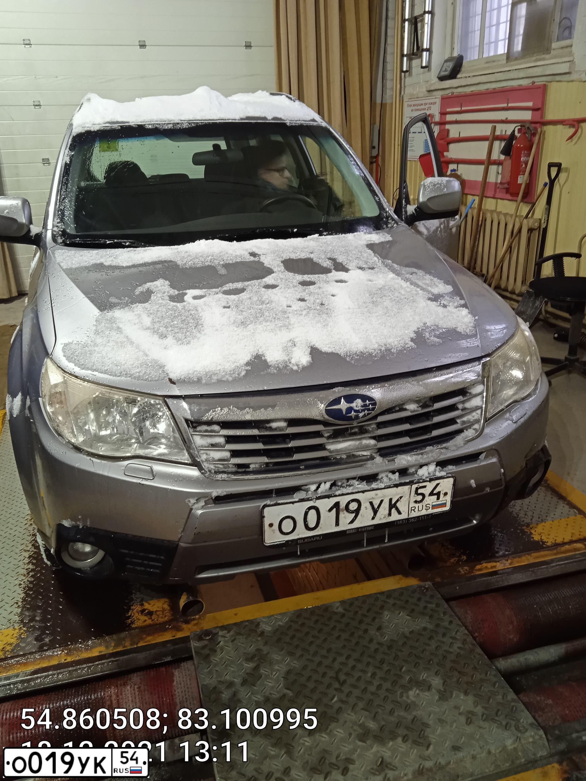 Фото автомобиля SUBARU FORESTER, 2008 — госномер О019УК54. Цвет: СЕРЕБРИСТЫЙ