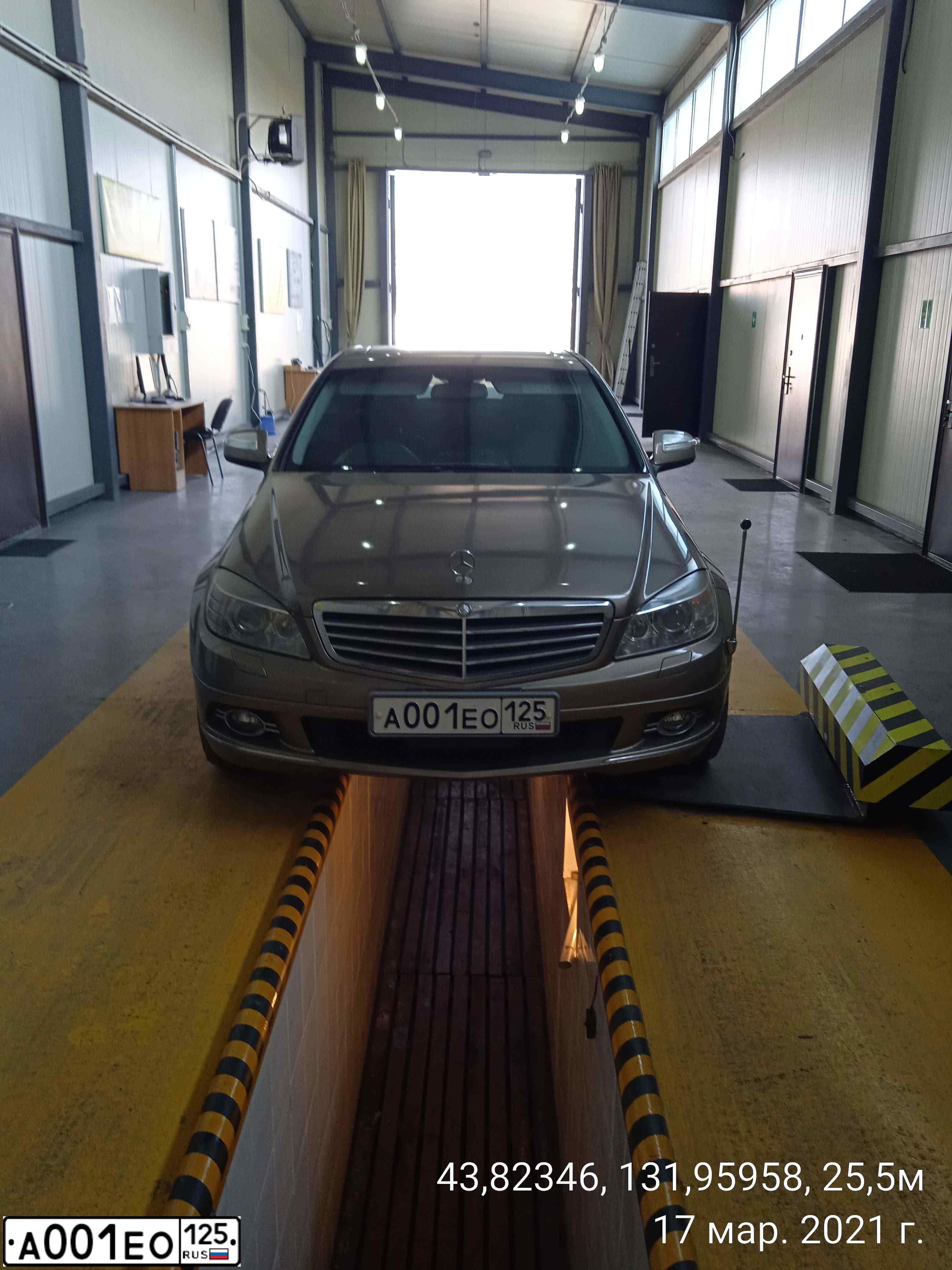 Фото автомобиля MERCEDES C-KLASSE, 2007 — госномер А001ЕО125. Цвет: ЗОЛОТИСТЫЙ
