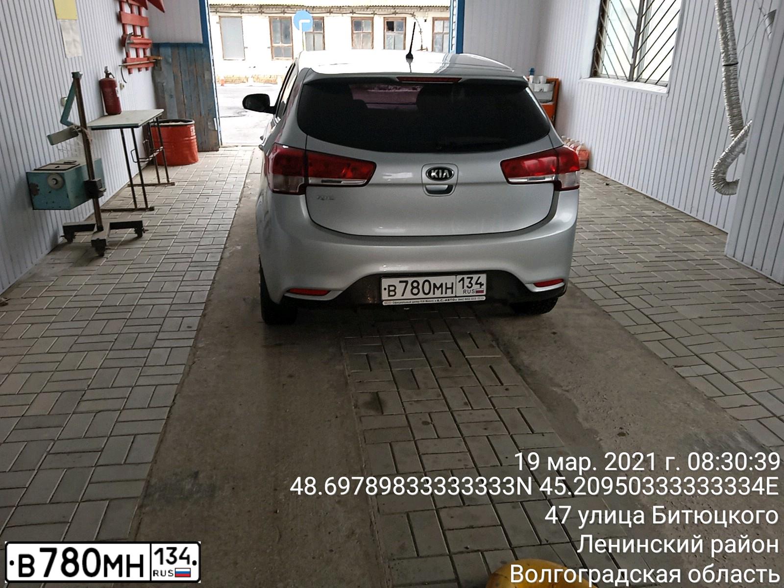 Фото автомобиля KIA RIO, 2015 — госномер Х646ЕЕ761. Цвет: Серебристый