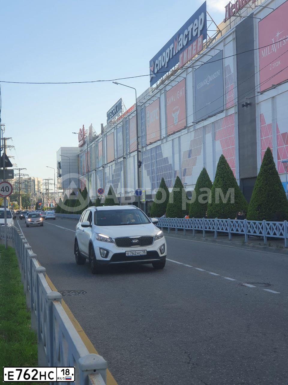 Фото автомобиля KIA SORENTO, 2015 — госномер Е762НС18. Цвет: Белый