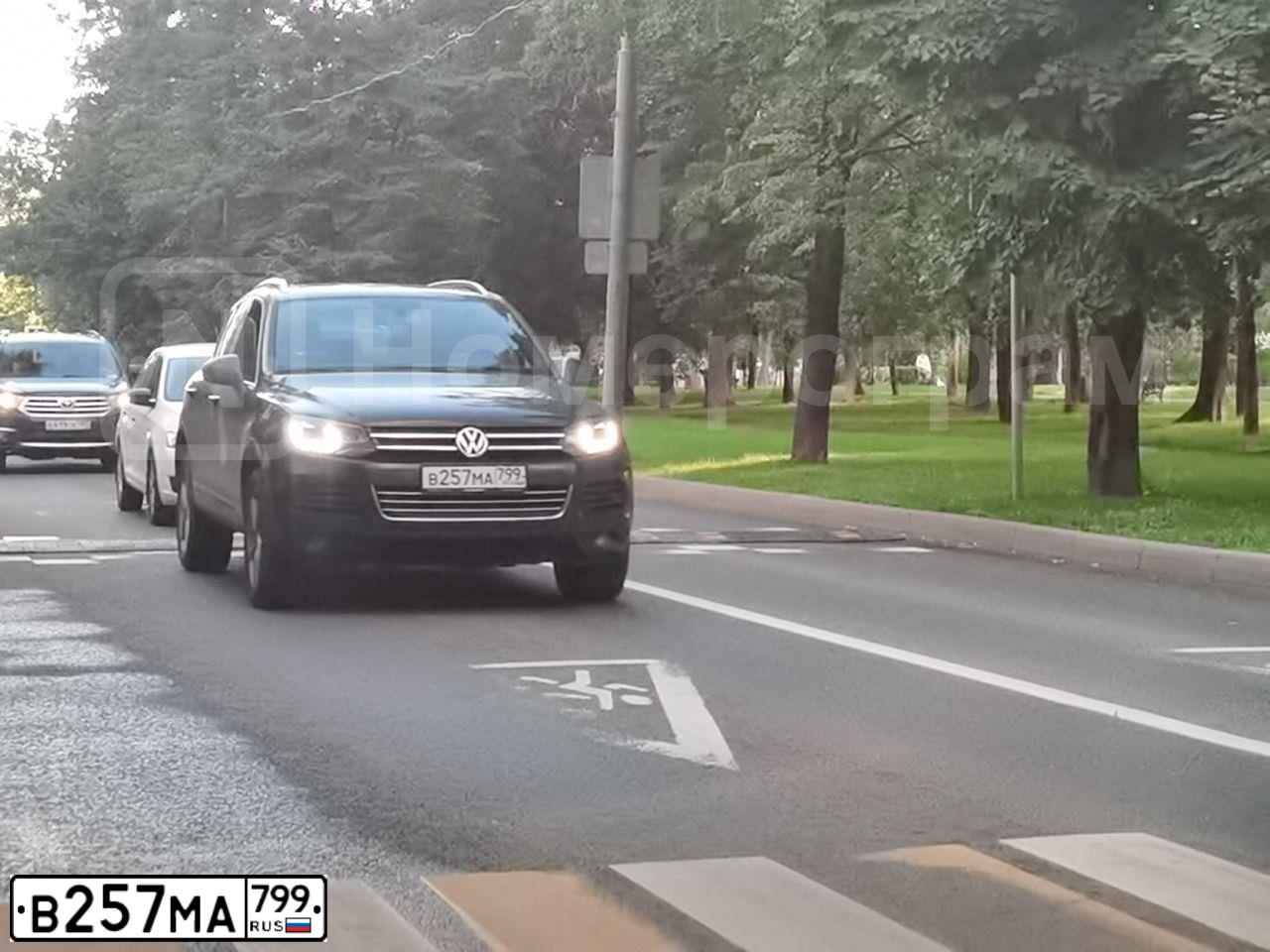Фото автомобиля VOLKSWAGEN TOUAREG, 2012 — госномер А707КА62. Цвет: ЧЕРНЫЙ