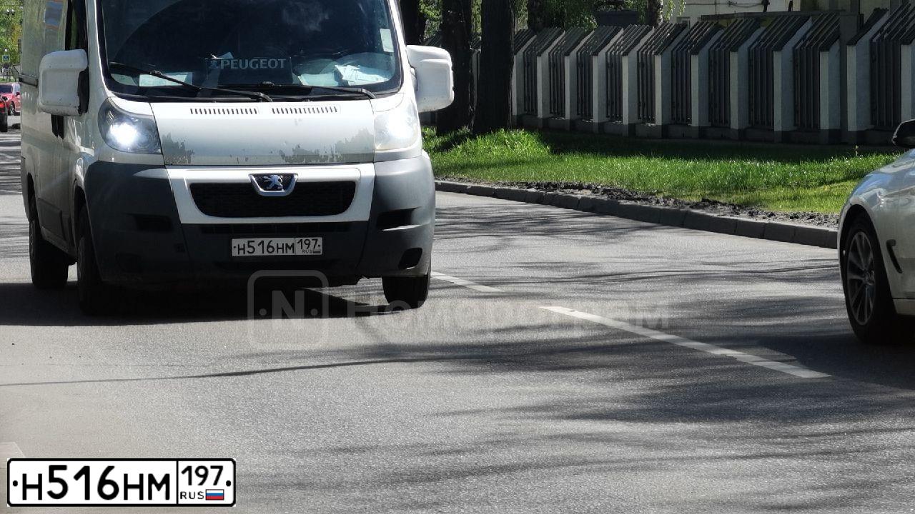 Фото автомобиля PEUGEOT BOXER, 2011 — госномер Н516НМ197. Цвет: БЕЛЫЙ