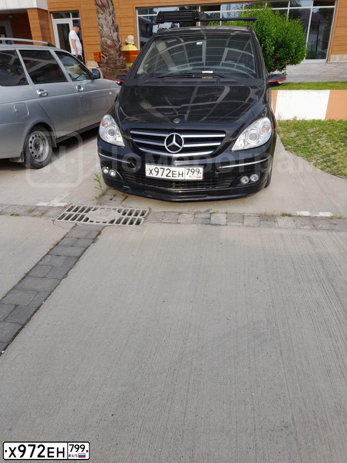 Фото автомобиля MERCEDES B-KLASSE, 2006 — госномер Х972ЕН799. Цвет: ЧЕРНЫЙ