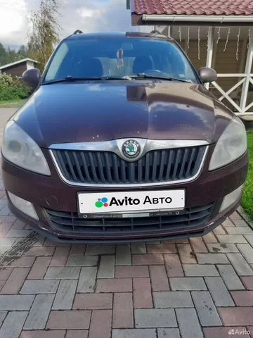 Фото автомобиля SKODA ROOMSTER, 2012 — госномер М730РС10. Цвет: ТЕМНО-БОРДОВЫЙ