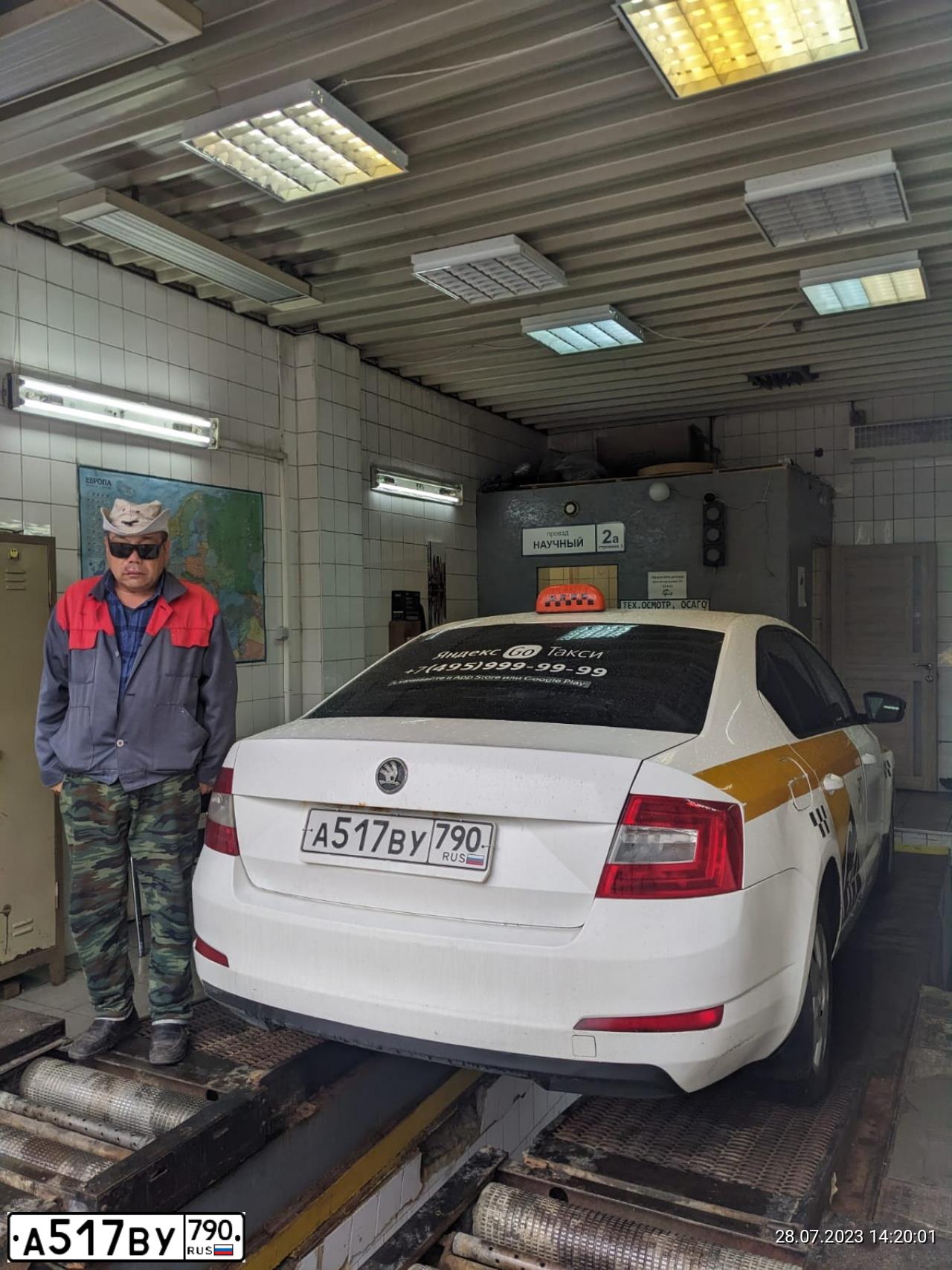 Фото автомобиля SKODA OCTAVIA, 2015 — госномер Е871НМ799. Цвет: БЕЛЫЙ-ЖЕЛТЫЙ-СЕРЫЙ