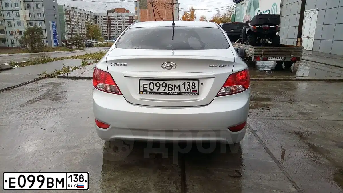 Фото автомобиля HYUNDAI SOLARIS, 2011 — госномер Е099ВМ138. Цвет: Серый