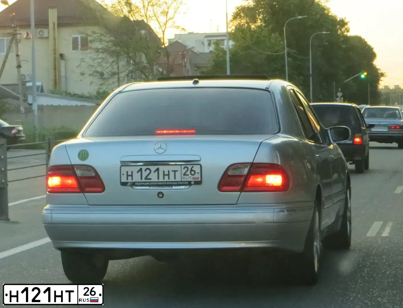 Фото автомобиля MERCEDES E-KLASSE, 1999 — госномер Н121НТ26. Цвет: СЕРЕБРИСТЫЙ