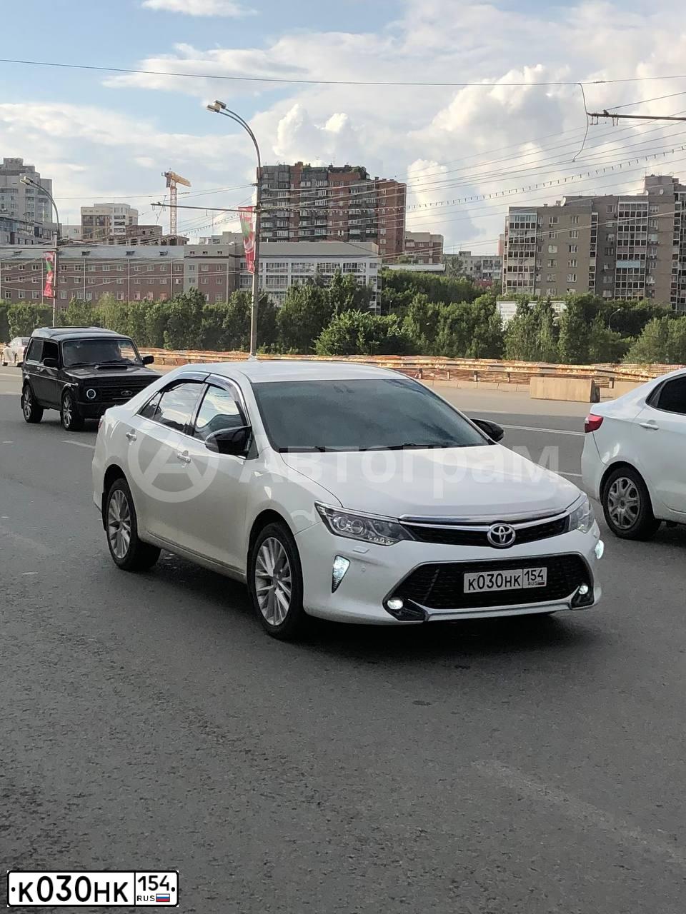 Фото автомобиля TOYOTA CAMRY, 2017 — госномер К030НК154. Цвет: БЕЛЫЙ ПЕРЛАМУТР