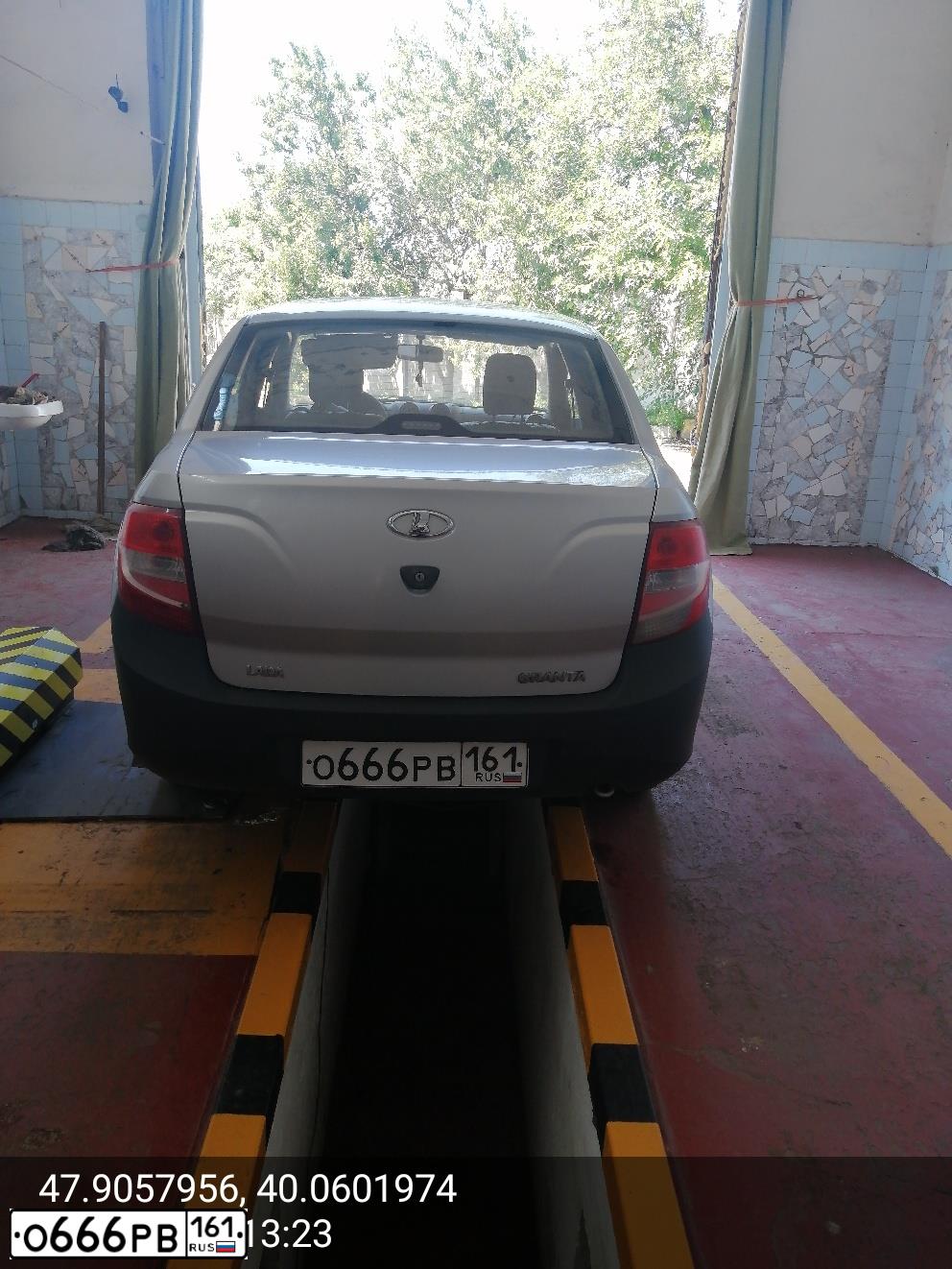 Фото автомобиля LADA 2190 GRANTA, 2013 — госномер О666РВ161. Цвет: СЕРЕБРИСТЫЙ